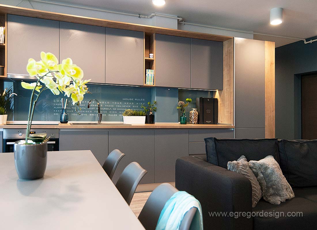 Productie mdf, , sticla vopsita gri pe perete.
