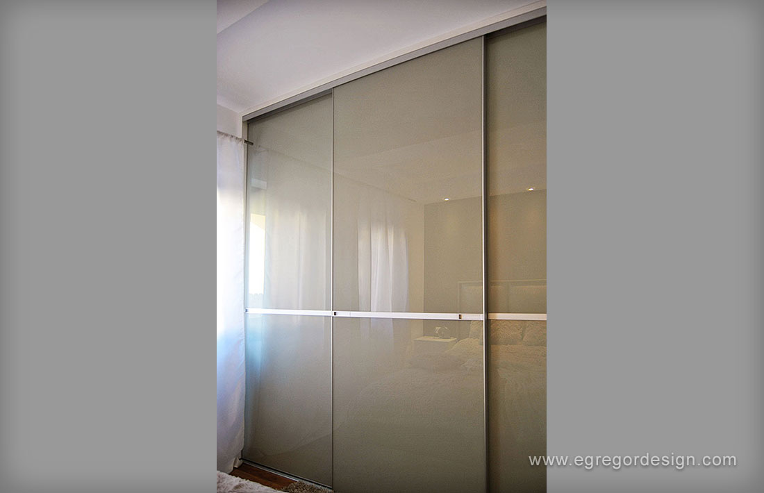 Productie mobila pal mdf, maner frezat, usa glisanta cu sticla color.