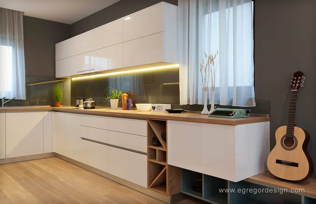 Bucatarie, showroom mobila la comanda Cluj, ansamblu bucatarie MDF lucios.