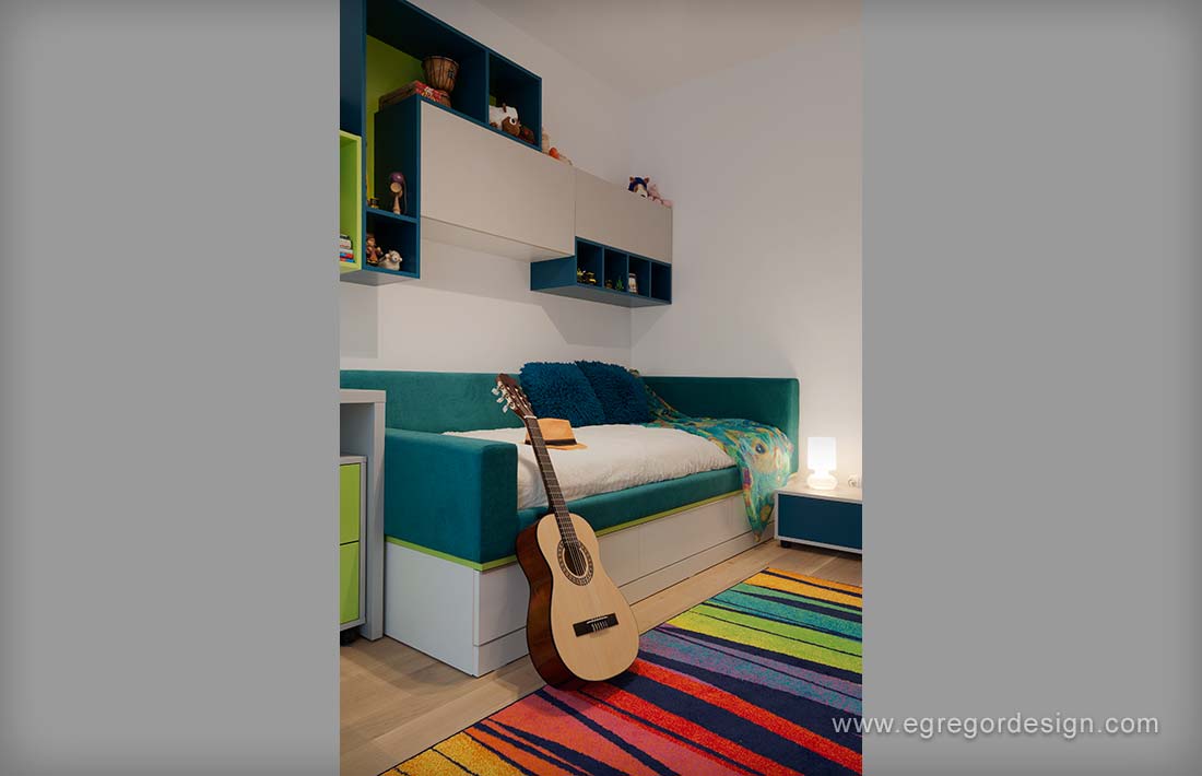 Corpuri suspendate pal verde viu turcoaz, mobilier tapitat.