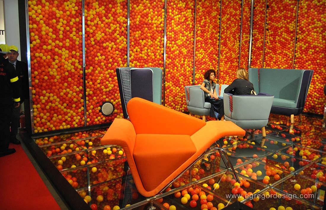 Salone del mobile, , decor bile colorate.