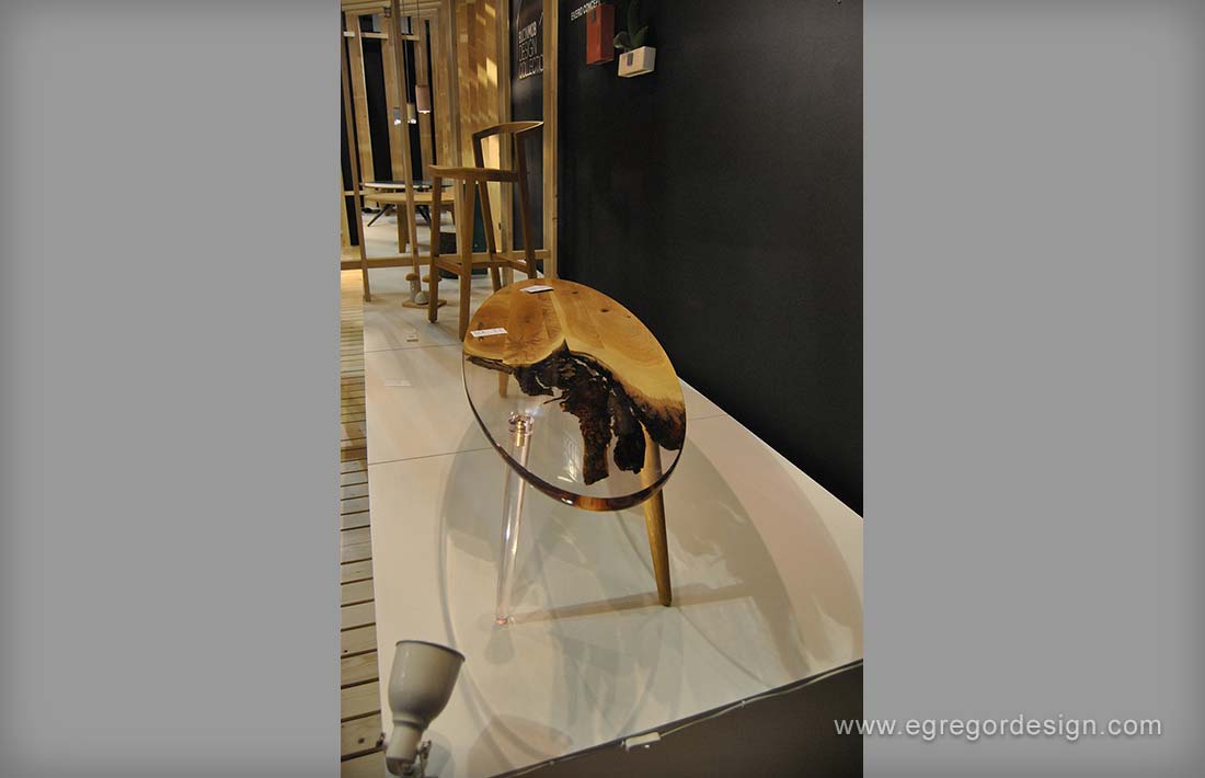 Salone del mobile, , masa combinatie acrilic-lemn.