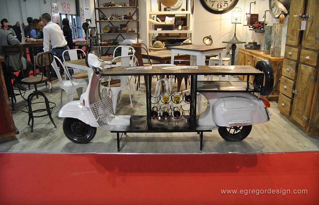 Salone del mobile, , masuta confectionata dintr-un scuter retro.