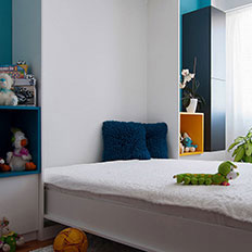 Mobilier tapitat, pat rabatabil pentru copii.